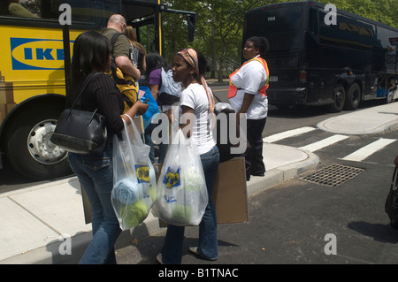 Eröffnungstag der IKEA Einrichtungsgegenstände in Red Hook Nachbarschaft im Stadtteil Brooklyn in New York Stockfoto