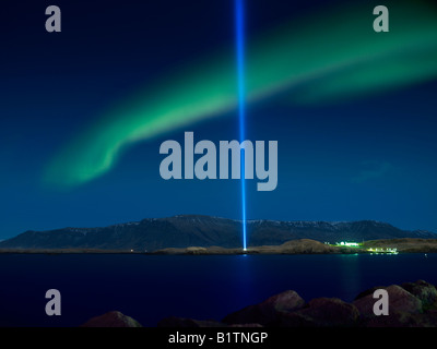 Aurora Borealis mit den Peace Tower, Videy Island Reykjavik Island vorstellen Stockfoto