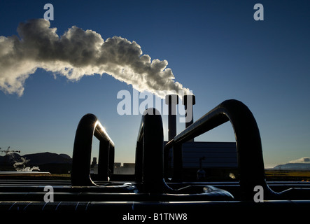 Geothermische Rohre mit Dampf bei Hellisheidi Geothermie-Kraftwerk Stockfoto