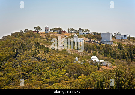 Anglo Australian Observatory Abstellgleis Frühling New South Wales Australien, Heimat einiger der weltweit größten Teleskope. Stockfoto