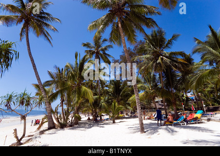 Touristen Entspannung am Shanzu Strand Hotel Dolphin Coast Kenia Stockfoto