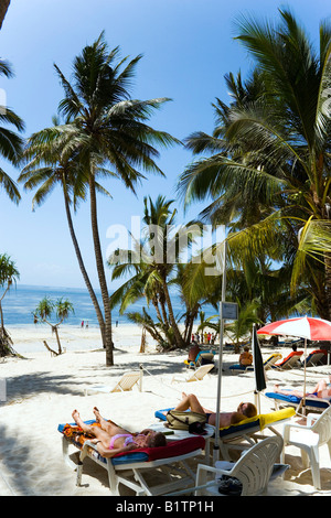 Touristen Entspannung am Shanzu Strand Hotel Dolphin Coast Kenia Stockfoto