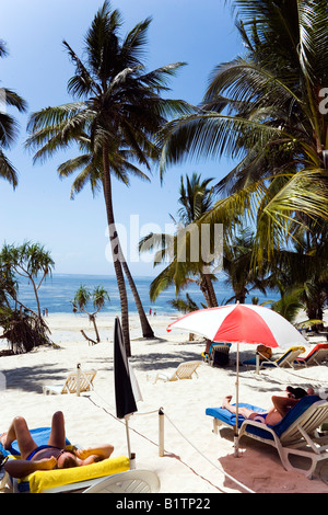 Touristen Entspannung am Shanzu Strand Hotel Dolphin Coast Kenia Stockfoto