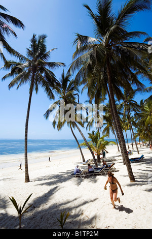 Touristen Entspannung am Shanzu Strand Hotel Dolphin Coast Kenia Stockfoto