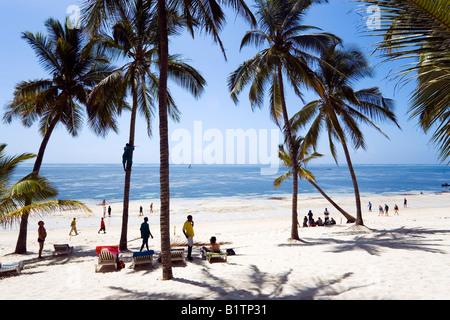 Touristen Entspannung am Shanzu Strand Hotel Dolphin Coast Kenia Stockfoto