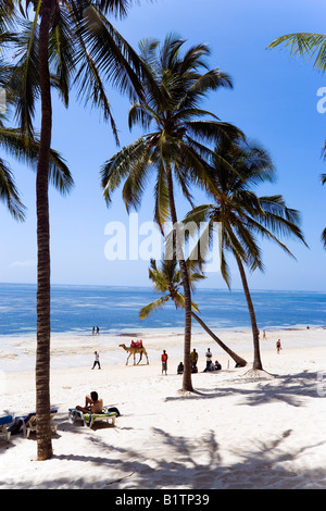 Touristen Entspannung am Shanzu Strand Hotel Dolphin Coast Kenia Stockfoto