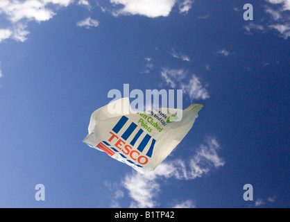 Tesco Tasche über den Himmel schweben Stockfoto