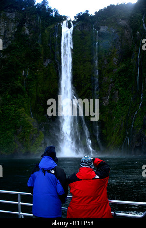 Zwei Personen an Bord eine Freude Cruiser am Milford Sound, im Südwesten der Südinsel von Neuseeland Stockfoto