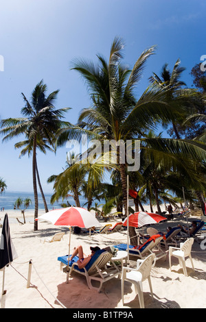 Touristen Entspannung am Shanzu Strand Hotel Dolphin Coast Kenia Stockfoto