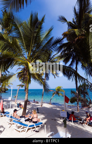 Entspannende Touristen am Shanzu Beach Dolphin Hotel Coast in Kenia Stockfoto