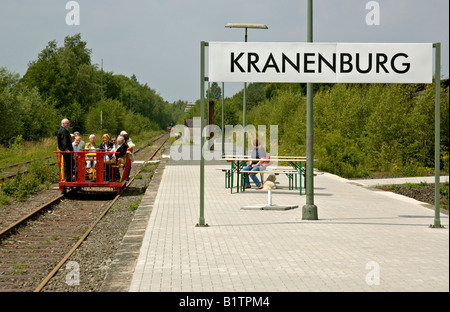 Gruppe von Personen auf einem Grenzland Draisine Einreise nach Kranenburg unteren Rhein, Deutschland. Stockfoto