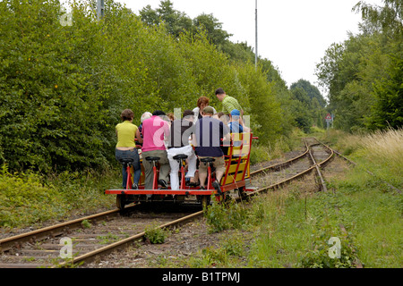 Gruppe von Personen auf einem Grenzland Draisine Kranenburg, niedrigere Rhein, Deutschland zu verlassen. Stockfoto