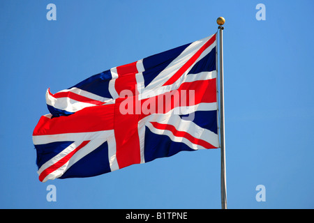 Union Jack-Flagge flattern im Wind gegen einen blauen Himmel England Großbritannien UK Stockfoto
