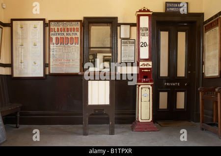 OAKWORTH BAHNHOF KEIGHLEY UND WERT TAL DAMPFEISENBAHN Stockfoto