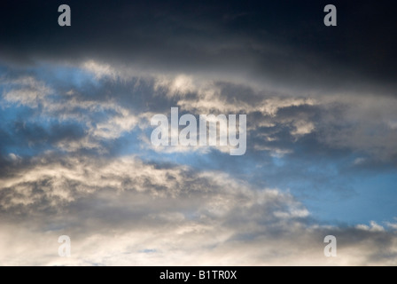 Helle und dunkle Wolken vor blauem Himmel in Boulder, Colorado. Stockfoto