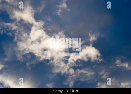 Hinterleuchtete weißen Wolken vor einem tiefblauen Himmel in Boulder Colorado Stockfoto