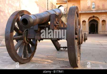 Mughal Periode Schnauze laden Bügeleisen Cannon guarding Nahargarh Fort, Jaipur, Rajasthan, Indien, 2007 Stockfoto