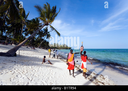 Zwei Kunststoff Massai tragen traditionelle Kleidung am Shanzu Strand Küste Kenia Stockfoto