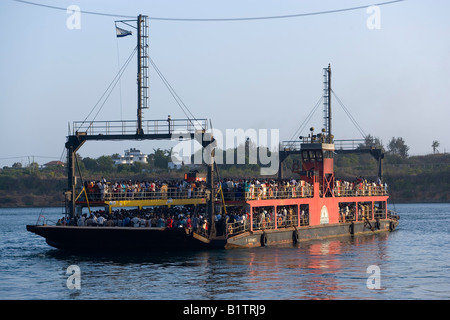 Überfüllte Likoni Fähre Mombasa Kenia Stockfoto