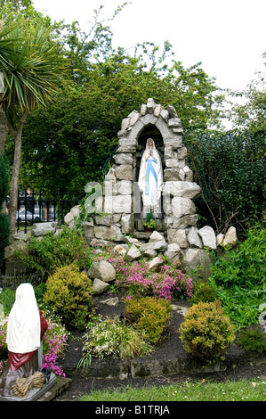 Ein Schrein unserer lieben Frau von Lourdes auf dem Gelände einer katholischen Kirche in Dublin Irland Stockfoto