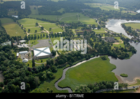 Luftaufnahme von Beaulieu im New Forest, zeigt National Motor Museum und Schloss Haus und Grundstück. Stockfoto