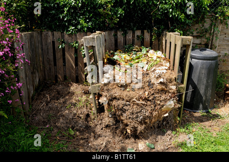 Komposthaufen in Cornish Garten mit Kompost beide vollständig zerlegt und in angrenzenden Lagerplätze zerlegen. Stockfoto