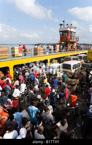 Menschen auf einer Fähre Mombasa Kenia Stockfoto