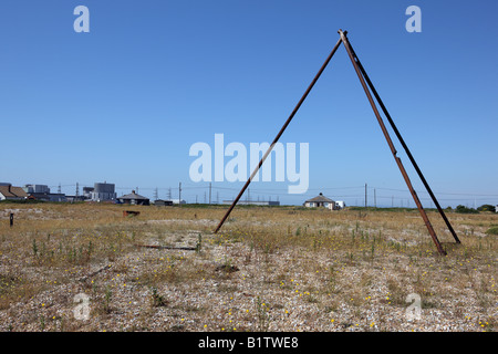 Eisen-Pyramide, wie Skulptur, am Kiesstrand. Stockfoto