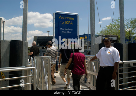 Eröffnungstag der IKEA Einrichtungsgegenstände in Red Hook Nachbarschaft im Stadtteil Brooklyn in New York Stockfoto