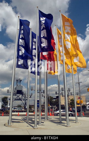 Eröffnungstag der IKEA Einrichtungsgegenstände in Red Hook Nachbarschaft im Stadtteil Brooklyn in New York Stockfoto