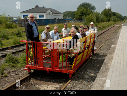 Gruppe von Personen auf einem Grenzland Draisine Kranenburg, unteren Rheinland angekommen. Stockfoto