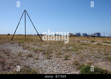 Eisen-Pyramide, wie Skulptur, am Kiesstrand. Stockfoto