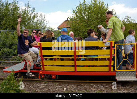 Gruppe von Personen auf einem Grenzland Draisine Kranenburg, unteren Rheinland verlassen. Stockfoto