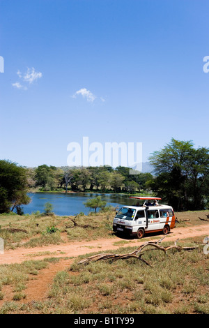 Safaribus auf dem Weg in die Taita Hills Game Reserve Küste Kenia Stockfoto