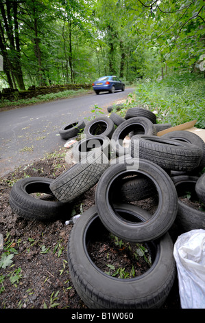 Illegal gedumpte Reifen, die von Flugkippern an der Seite einer Landstraße in den Cotswolds hinterlassen wurden. Bild von Jim Holden. Stockfoto