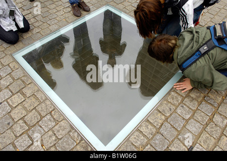 Studenten umgeben Glasplatte zum Gedenken an die Verbrennung der Bücher von den Nazis Bebelplatz Geschichte Erbe Berlin Deutschland Stockfoto