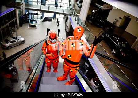 Crash Test Dummies suchen rund um Mercedes Benz Welt in Brooklands Surrey und Reisen hinauf die Rolltreppe Stockfoto