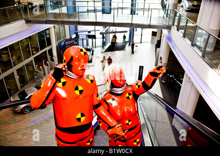 Crash Test Dummies suchen rund um Mercedes Benz Welt in Brooklands Surrey und Reisen hinauf die Rolltreppe Stockfoto