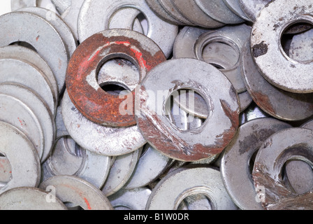 Ein Haufen Metall aus alten Unterlegscheiben für den Einsatz in einer Maschinenhalle Stockfoto