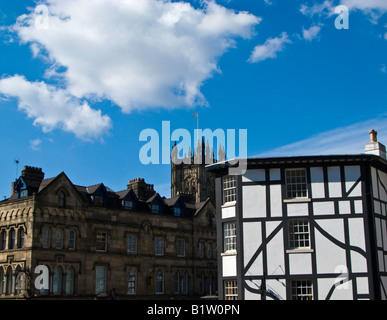 Manchester mit Kathedrale im Hintergrund Stockfoto