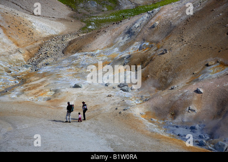 Familie Wandern in geothermischen Bereich, Krafla, Island Stockfoto