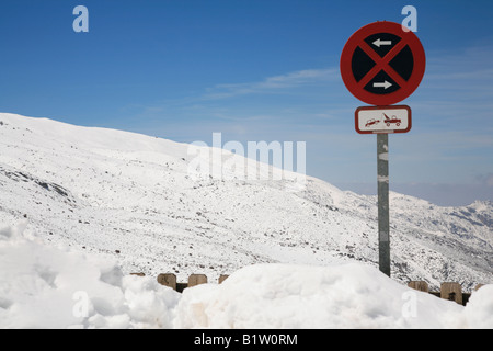 Kein Parkplatz-Schild mit Tow away Warnung in Schneelandschaft Sierra Nevada Spanien Europa Stockfoto
