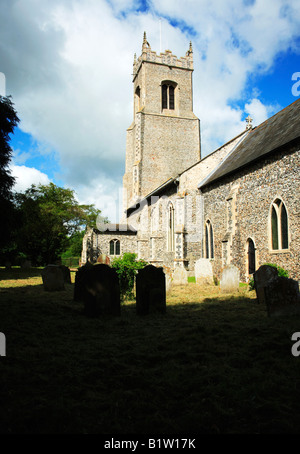 Allerheiligen-Kirche am Alburgh, Norfolk, UK, gesehen von der Süd-Ost, das Südportal und Turm zu zeigen. Stockfoto