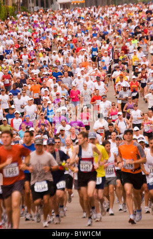 Tausende von Teilnehmern am Anfang beginnen 26 Meile laufen von einem Marathonlauf. Stockfoto