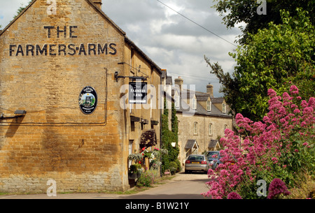 Englische Country-Pub im englischen Cotswolds Dorf Guiting Power Gloucestershire Stockfoto