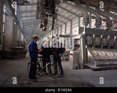 Arbeitnehmer mit Fahrrad im Nordural Aluminium Fabrik, Island Stockfoto