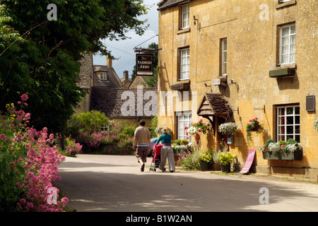 Englische Country-Pub im englischen Cotswolds Dorf Guiting Power Gloucestershire Stockfoto
