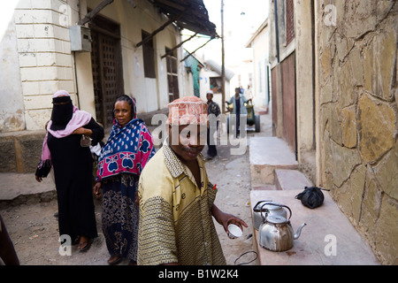 Mann, die alte Stadt Mombasa Kenia Tee zu verkaufen Stockfoto
