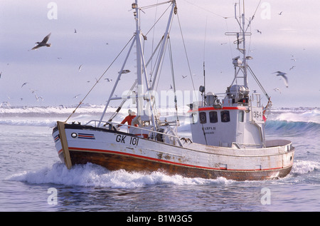 Fischer auf Trawler, Nord-Atlantik, Island Stockfoto