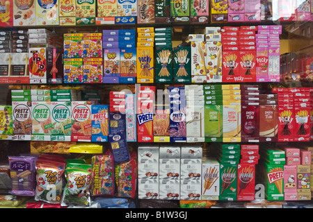 Food-Display in einem Store Fenster, Chinatown, London England Stockfoto